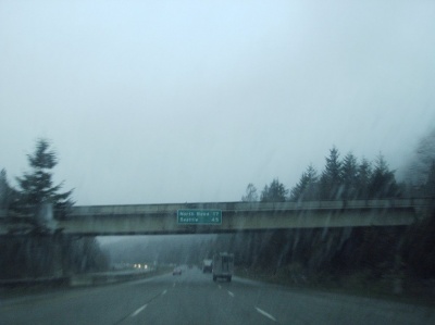 Uh, uh, ponse a nevar, e quedan 45 millas para Seattle